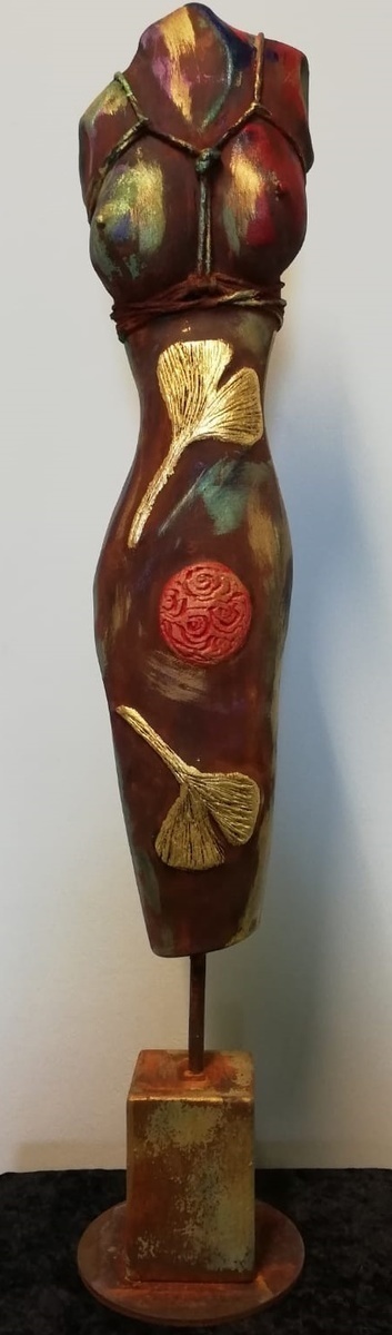 Holz Kunst kaufen – handgemacht – Minori - traumhafter Torso mit Gingko-Blättern