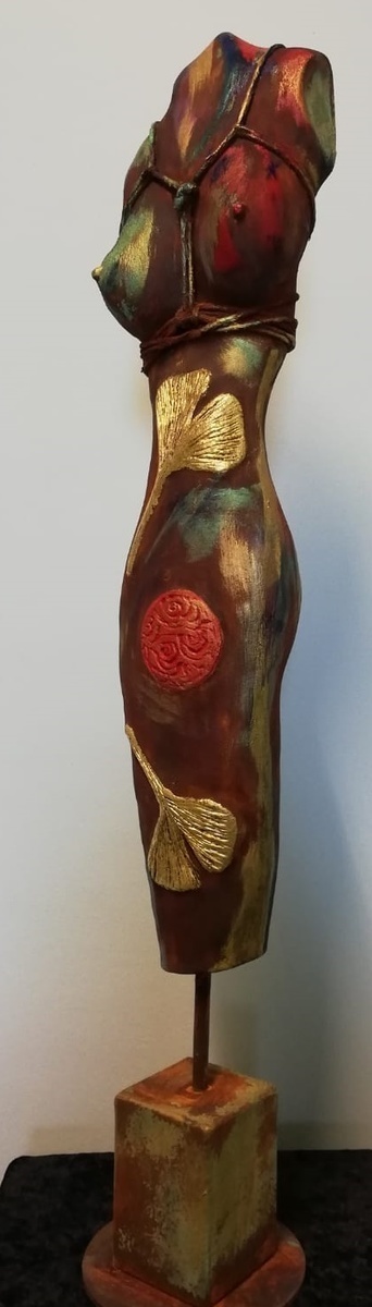 Holz Kunst kaufen – handgemacht – Minori - traumhafter Torso mit Gingko-Blättern