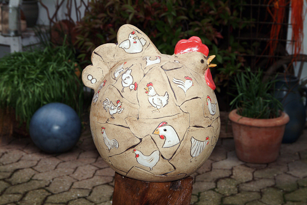 Keramik Kunst kaufen – Kreative Formen – Keramikobjekt "Lotta Huhn"