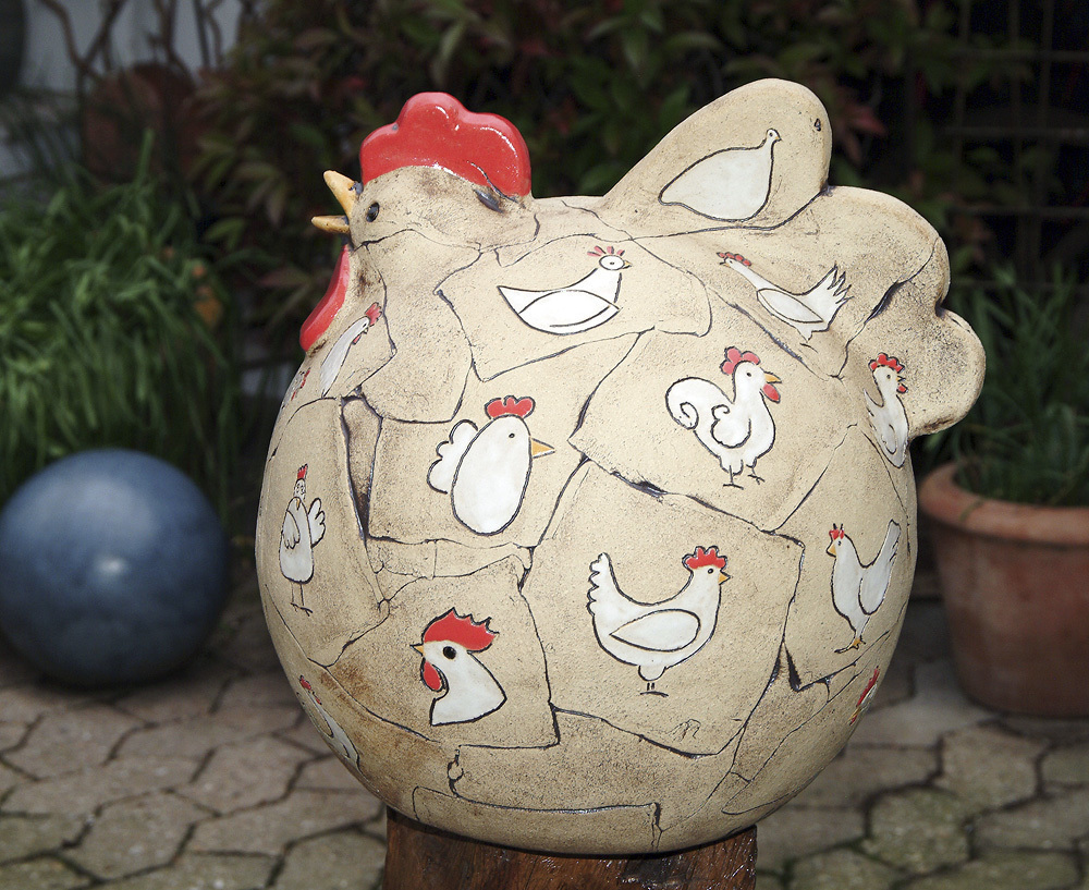 Keramik Kunst kaufen – Kreative Formen – Keramikfigur "Lotta Huhn"