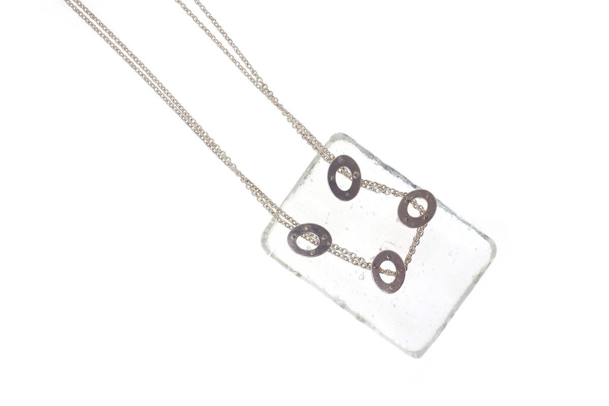 Metall Kunst kaufen – einzigartig – Halsschmuck, Glasanhänger mit durchlaufender Silberkette