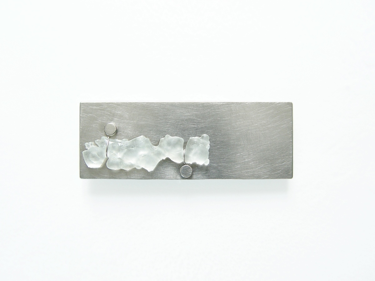 Metall Kunst kaufen – einzigartig – Firn - Silberbrosche mit Floatglas | 2