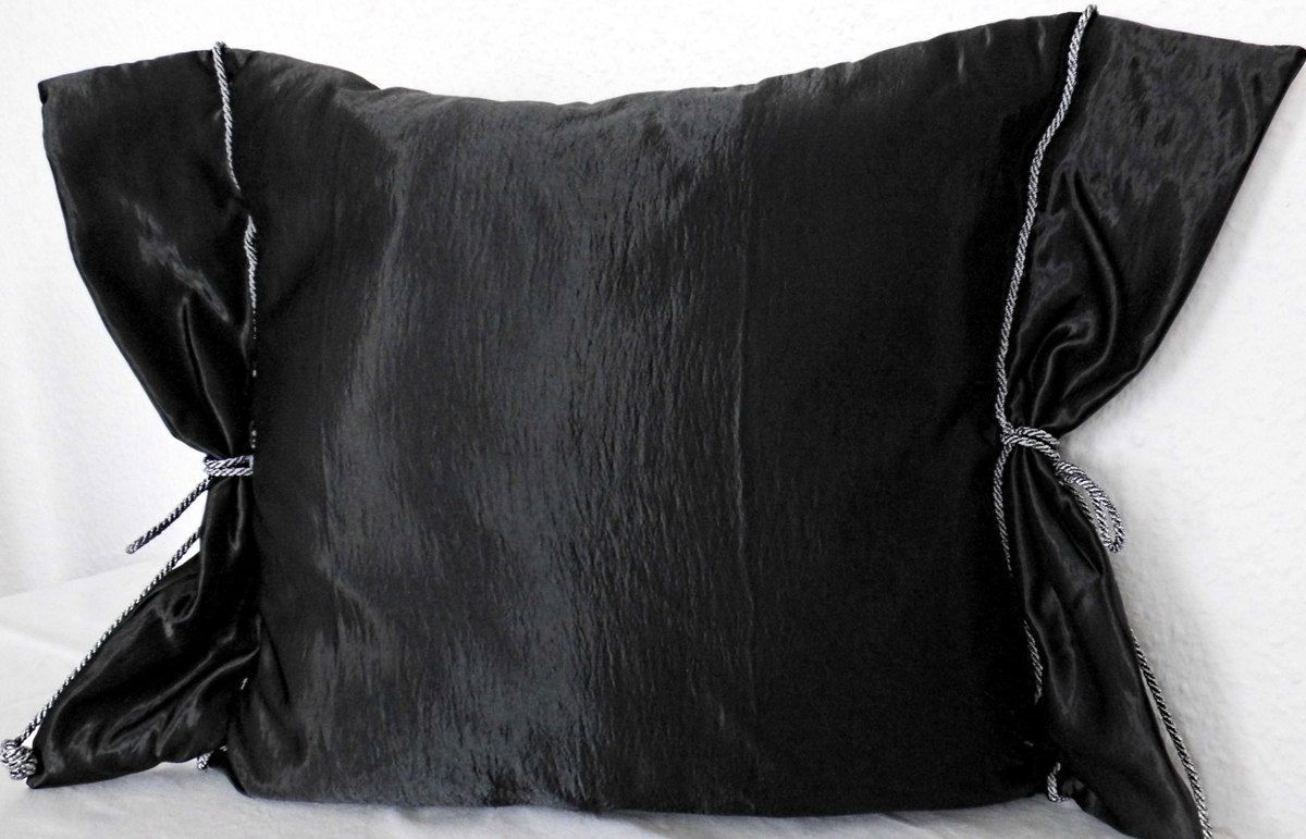 Textil Kunst kaufen – Designermode – Handarbeit,Prunkkissen, Dekokissen, schwarz,silber,Einzelstück