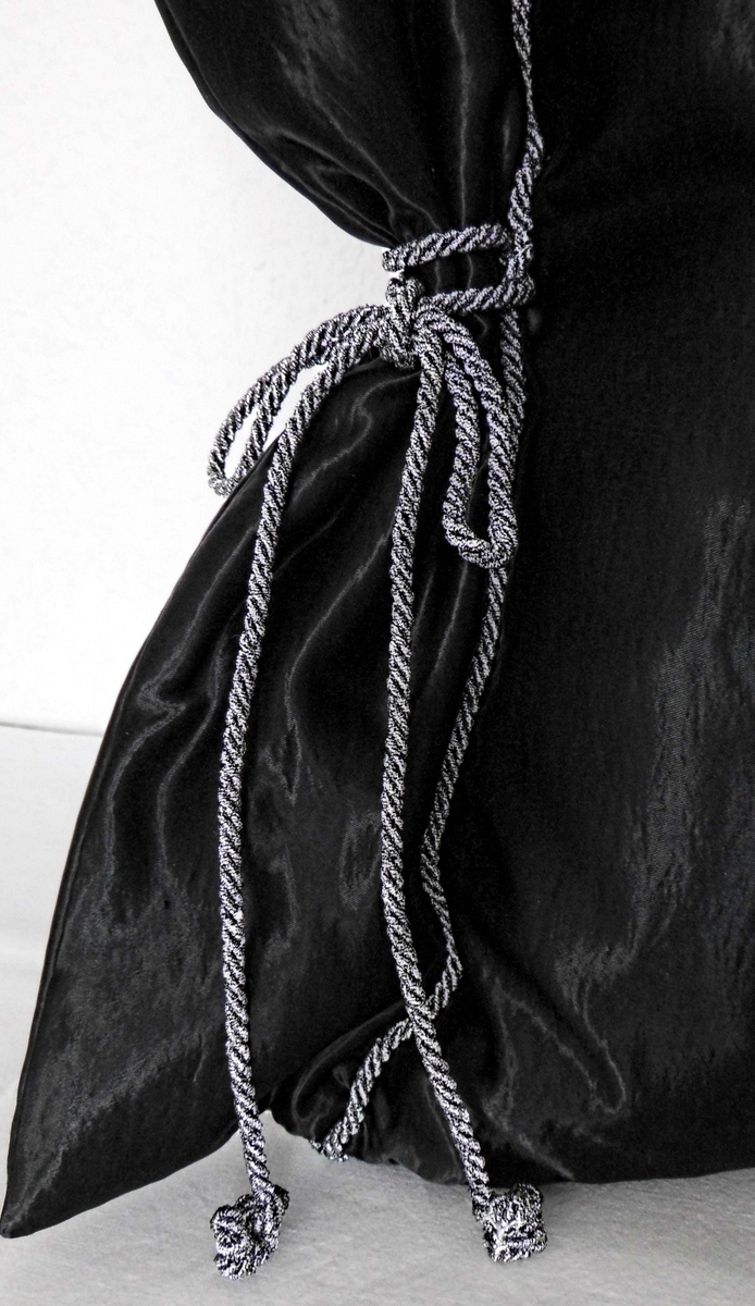 Textil Kunst kaufen – Designermode – Handarbeit,Prunkkissen, Dekokissen, schwarz,silber,Einzelstück