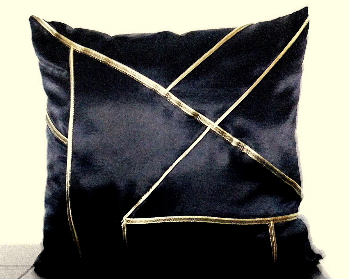 Textil Kunst kaufen – Designermode – Handarbeit,Kissen,Dekokissen schwarz,gold, Einzelstück